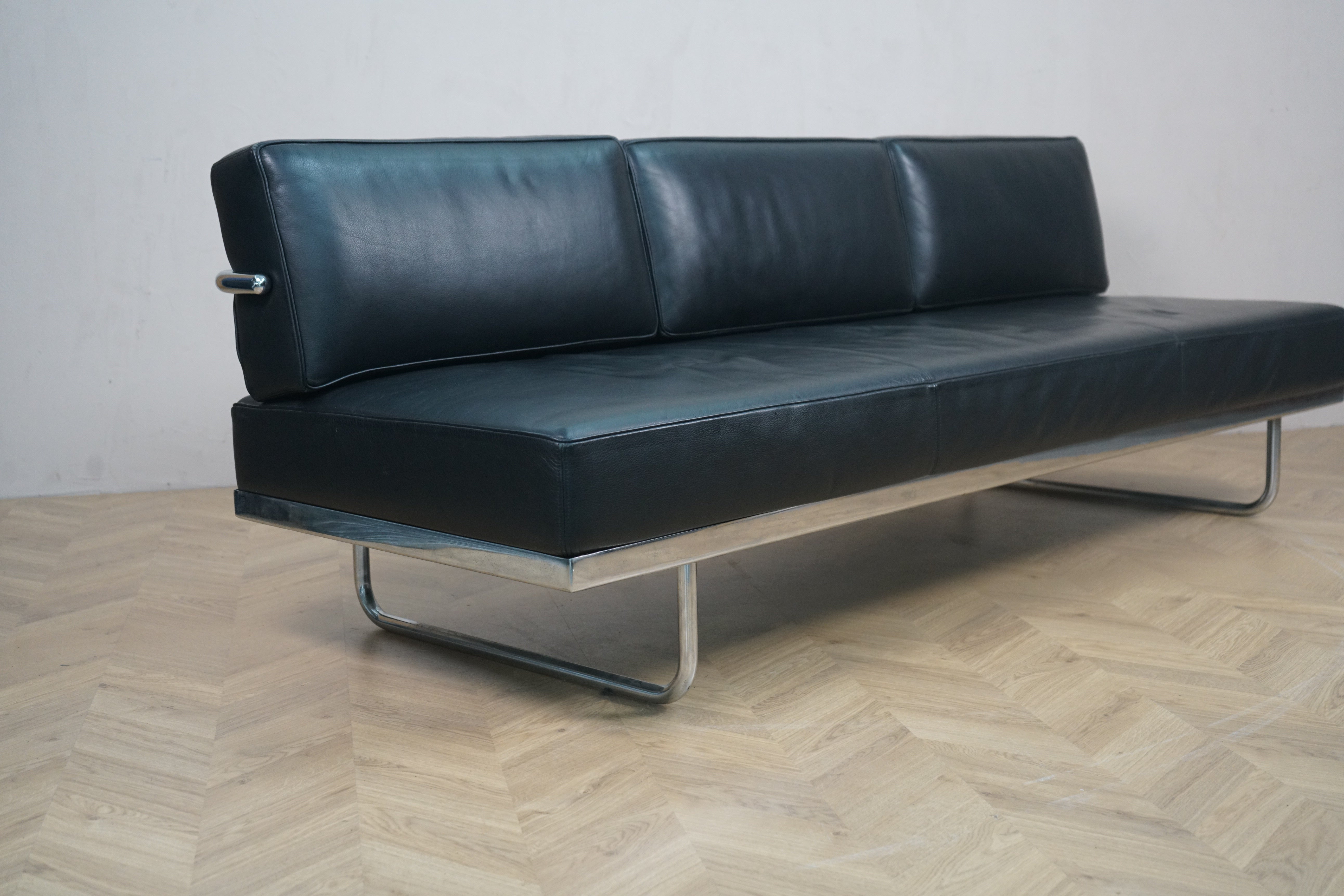 Cassina LC5 designersofa i sort læder set forfra – Le Corbusier design, klassisk sofa i flot stand